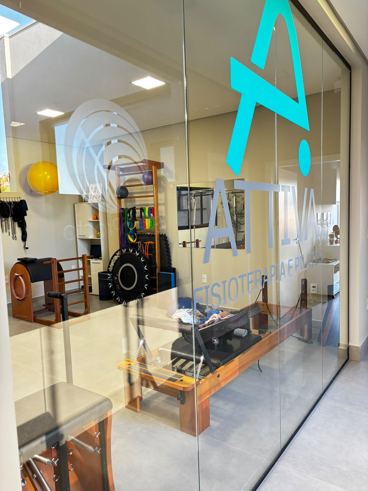 Fachada e interior envidraçado do Studio Attiva no Alto da Boa Vista